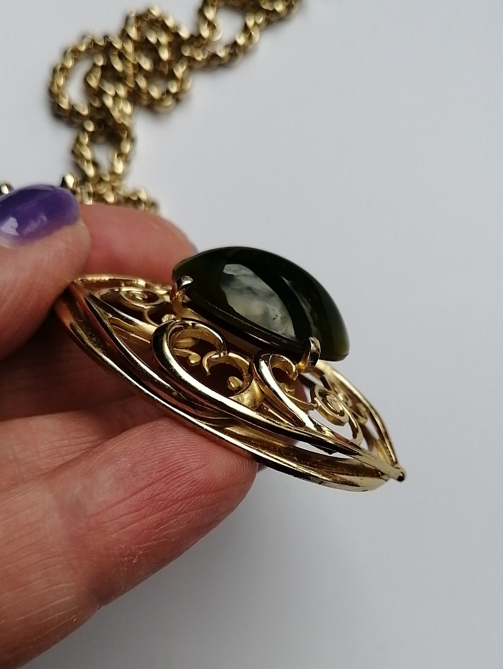 Vintage Whiting Davis Necklace with Dramatic Oval Olive Green Cabochon Pendant - Picture 4 of 10